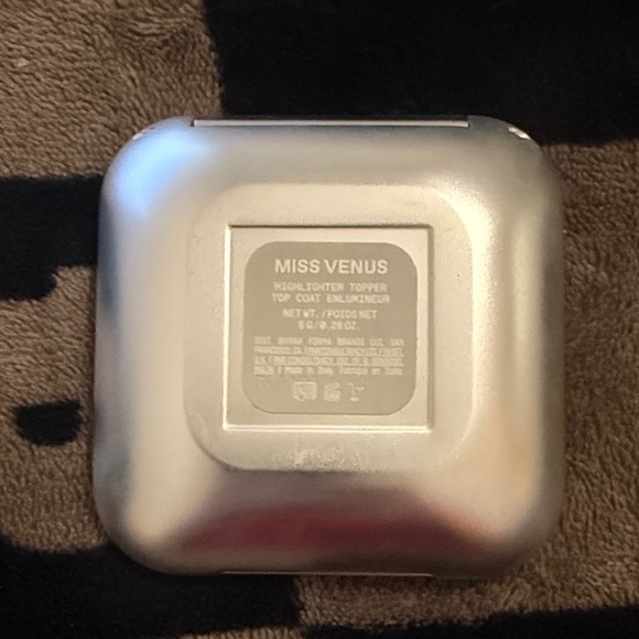 r.e.m. Beauty Luminous Highlighter — MISS VENUS Soft Gold - Picture 3 of 3